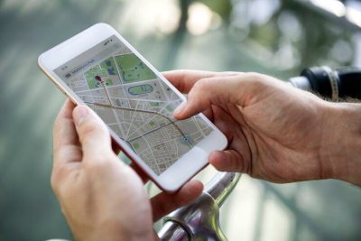 man-checking-gps_53876-76348 man-checking-gps_53876-76348
